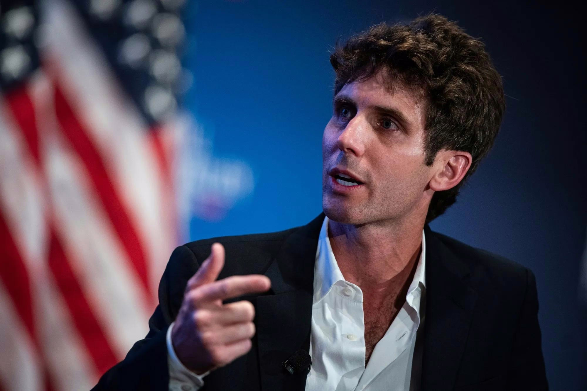 Solana Founder Sparks Debate Over Decentralization